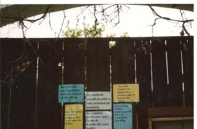 "Här säljer vi sockar som tillverkats av byns kvinnor". Budskapet förkunnas på engelska, tyska, ungerska, rumänska, franska och 